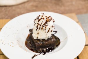 Menú brownie sundae with a scoop of vanilla ice cream