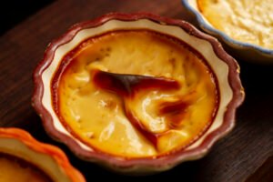 Menú postre mexicano de alto angulo en la mesa